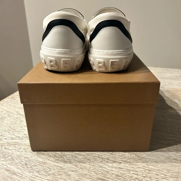 Burberry Low Top Trainer white size 44 great condition - Picture 3 of 6